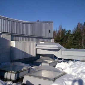 Ilmanvaihtolaitteistoa ulkona talvella Porvoon alueella.
